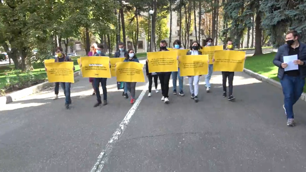 Flashmob la Guvern. PAS Youth a transmis o scrisoare premierului Chicu cu „Zece întrebări de la cetățeni privind prețurile mărite”